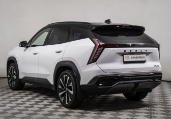 Подержанный автомобиль Geely Atlas 2023 года (7 фото)