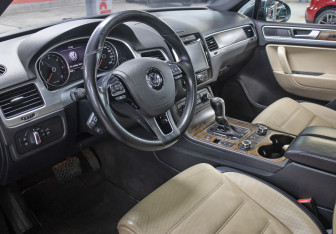 Подержанный автомобиль Volkswagen Touareg 2014 года (14 фото)