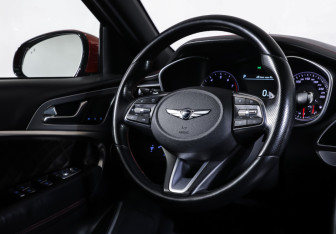 Подержанный автомобиль Genesis G70 2018 года (13 фото)