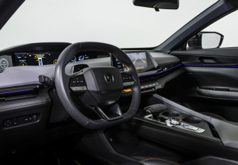 Подержанный автомобиль Changan UNI-V 2023 года (9 фото)