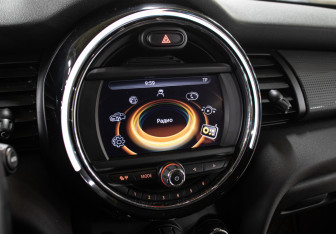 Подержанный автомобиль MINI Hatch 2016 года (21 фото)