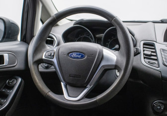 Подержанный автомобиль Ford Fiesta Sedan 2015 года (15 фото)
