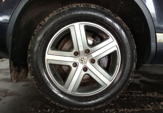 Подержанный автомобиль Volkswagen Touareg 2011 года (17 фото)