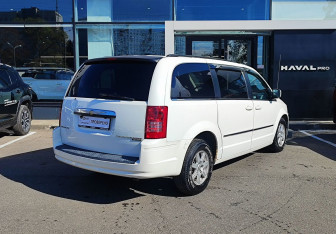 Подержанный автомобиль Chrysler Town & Country 2010 года (5 фото)