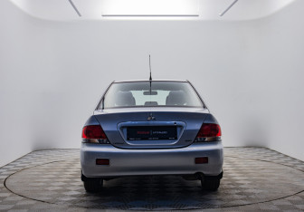Подержанный автомобиль Mitsubishi Lancer Sedan 2004 года (6 фото)
