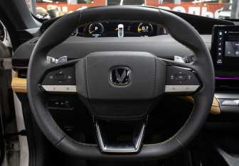 Подержанный автомобиль Changan UNI-V 2023 года (17 фото)