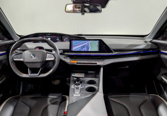 Подержанный автомобиль Changan UNI-V 2023 года (14 фото)