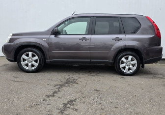 Подержанный автомобиль Nissan X-Trail 2010 года (8 фото)