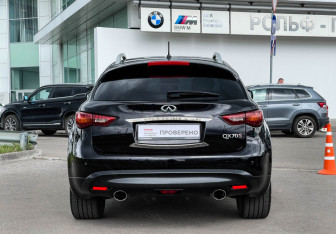 Подержанный автомобиль Infiniti QX70 2017 года (6 фото)