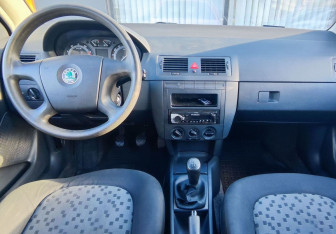 Подержанный автомобиль Skoda Fabia Hatchback 2004 года (11 фото)