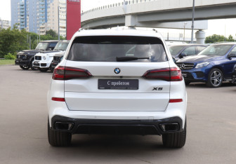 Подержанный автомобиль BMW X5 2022 года (6 фото)