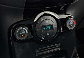 Подержанный автомобиль Ford Fiesta Sedan 2015 года (17 фото)