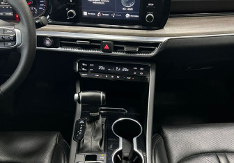Подержанный автомобиль Kia K5 2020 года (15 фото)