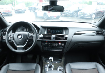Подержанный автомобиль BMW X4 2017 года (12 фото)