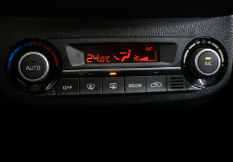 Подержанный автомобиль Kia Rio Hatchback 2015 года (10 фото)