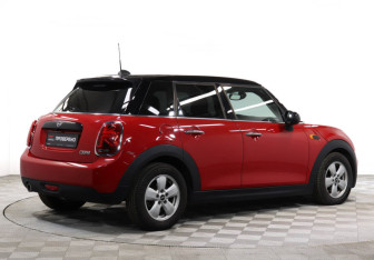 Подержанный автомобиль MINI Hatch 2019 года (10 фото)