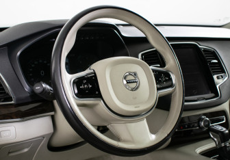 Подержанный автомобиль Volvo XC90 2016 года (13 фото)