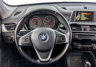 Подержанный автомобиль BMW X1 2016 года (21 фото)