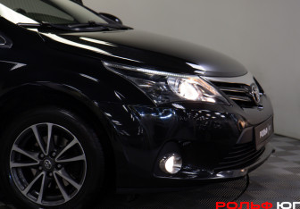 Подержанный автомобиль Toyota Avensis Wagon 2012 года (14 фото)