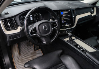 Подержанный автомобиль Volvo XC60 2019 года (12 фото)