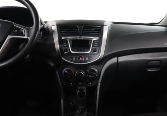 Подержанный автомобиль Hyundai Solaris Hatchback 2015 года (14 фото)