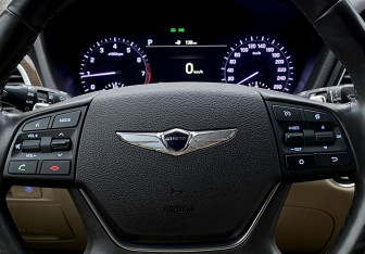 Подержанный автомобиль Genesis G80 2017 года (16 фото)