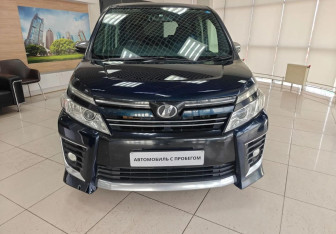 Подержанный автомобиль Toyota Voxy Minivan 2015 года (2 фото)