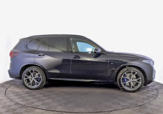 Подержанный автомобиль BMW X5 2025 года (4 фото)