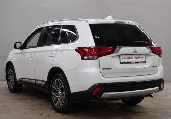 Подержанный автомобиль Mitsubishi Outlander 2018 года (5 фото)