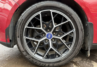 Подержанный автомобиль Ford Focus Hatchback 2013 года (9 фото)