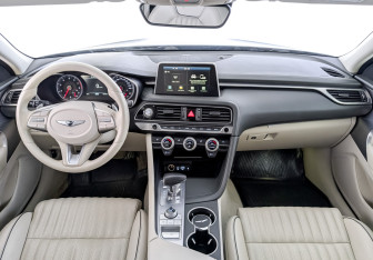 Подержанный автомобиль Genesis G70 2020 года (14 фото)