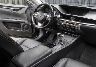 Подержанный автомобиль Lexus ES 2016 года (11 фото)