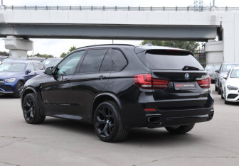 Подержанный автомобиль BMW X5 2014 года (7 фото)