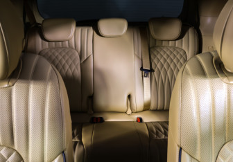 Подержанный автомобиль Voyah Dream 2023 года (13 фото)