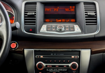 Подержанный автомобиль Nissan Teana 2011 года (15 фото)