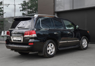 Подержанный автомобиль Lexus LX 2012 года (5 фото)