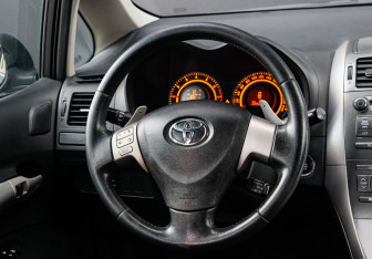 Подержанный автомобиль Toyota Auris Hatchback 2008 года (12 фото)