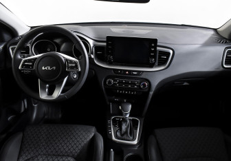 Подержанный автомобиль Kia Ceed Hatchback 2022 года (10 фото)