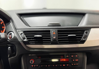 Подержанный автомобиль BMW X1 2013 года (16 фото)