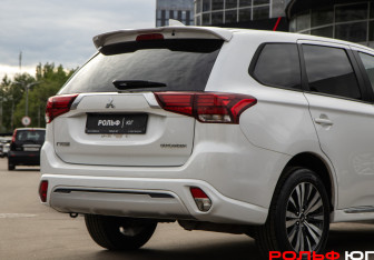 Подержанный автомобиль Mitsubishi Outlander 2022 года (15 фото)