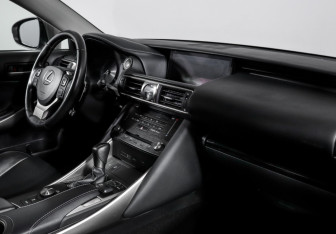Подержанный автомобиль Lexus IS Sedan 2018 года (9 фото)
