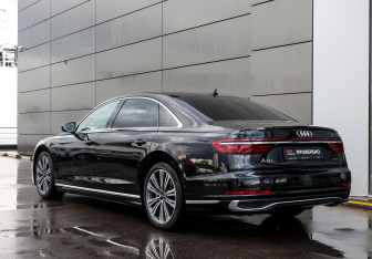 Подержанный автомобиль Audi A8 2023 года (7 фото)