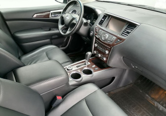 Подержанный автомобиль Nissan Pathfinder 2014 года (9 фото)