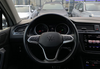 Подержанный автомобиль Volkswagen Tiguan 2022 года (14 фото)