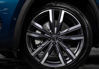 Подержанный автомобиль Geely Monjaro 2023 года (25 фото)