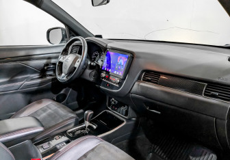 Подержанный автомобиль Mitsubishi Outlander 2021 года (10 фото)