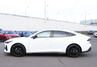 Подержанный автомобиль Changan UNI-V 2022 года (8 фото)