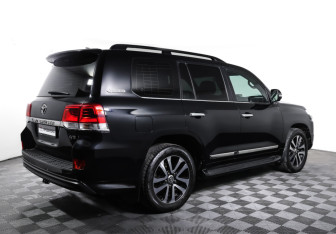 Подержанный автомобиль Toyota Land Cruiser Suv 2017 года (5 фото)