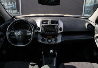 Подержанный автомобиль Toyota RAV4 2010 года (9 фото)