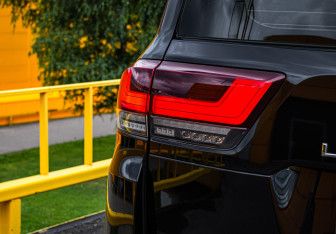 Подержанный автомобиль Toyota Land Cruiser Suv 2021 года (14 фото)